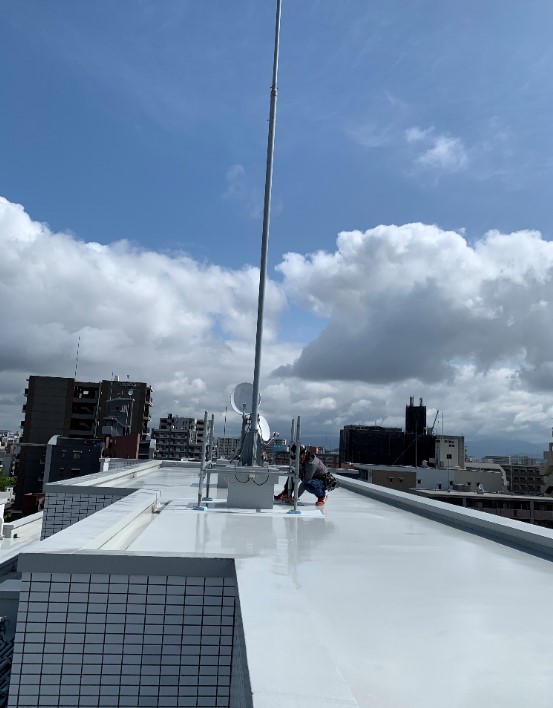 福岡県福岡市南区　10階建て屋上部分(高さ３０M）　避雷針補修足場工事